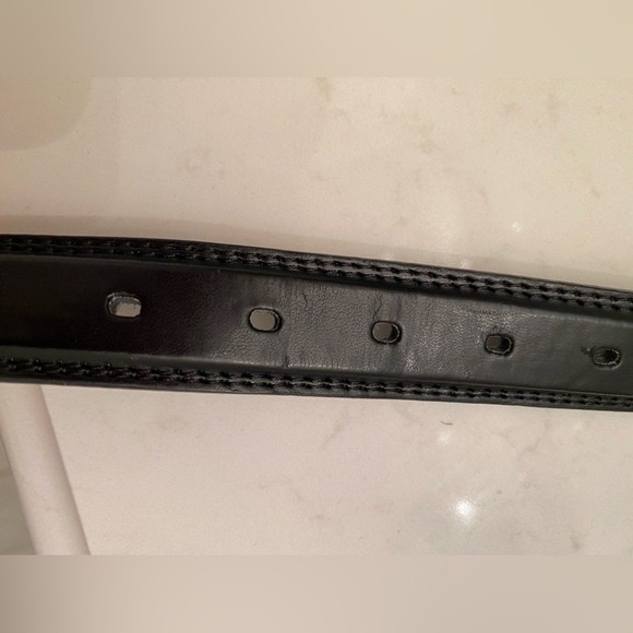 EUC MENS SIZE 44 DRESS BELT WITH A SILVER AND GOLD TONE BUCKLE - Picture 4 of 7